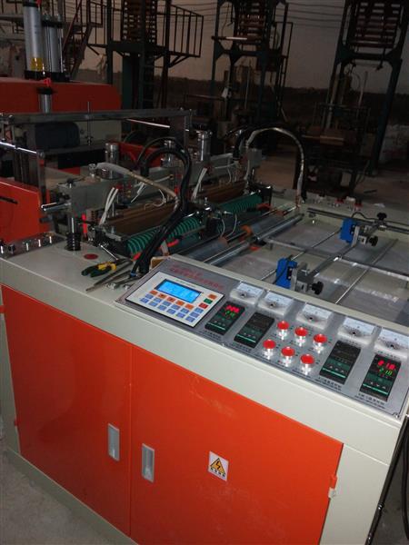 高速電腦熱封熱切制袋機(jī)