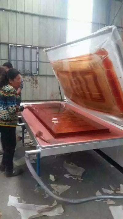 廣東佛山木紋轉(zhuǎn)印機(jī)，轉(zhuǎn)印紙自動(dòng)脫落。