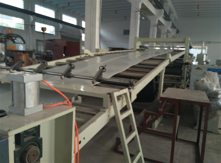 江蘇塑料片材擠出機設(shè)備