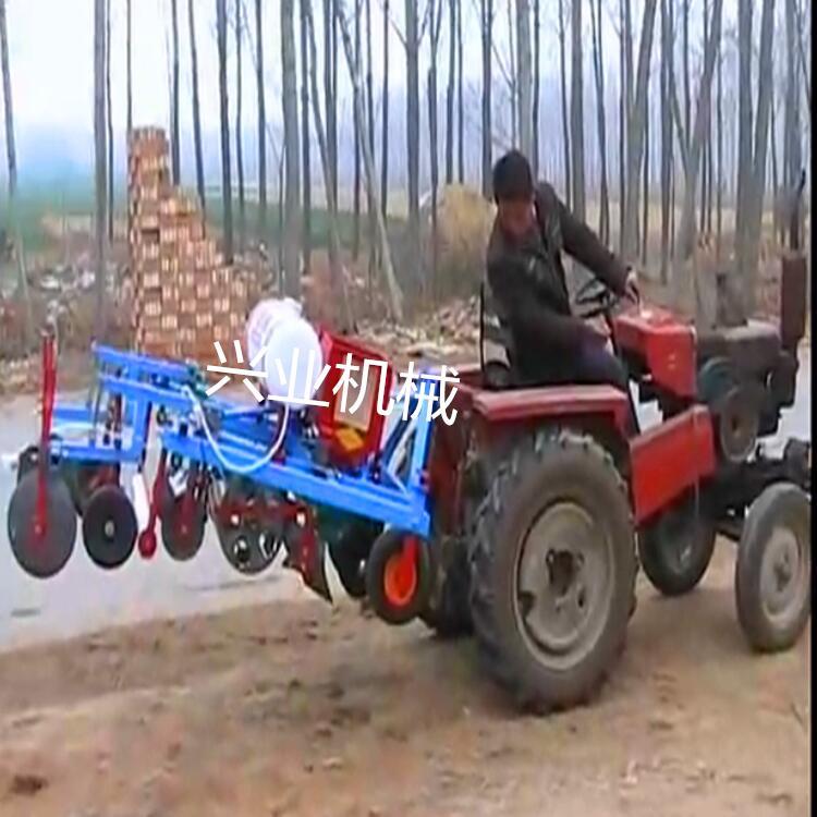 花生播種覆膜機  地膜覆蓋覆膜機單價  新款花生噴藥起壟覆膜機