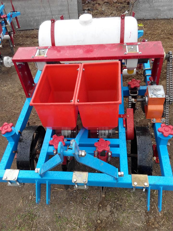 覆膜機 西瓜播種施肥噴藥覆膜機 呼和浩特覆膜機