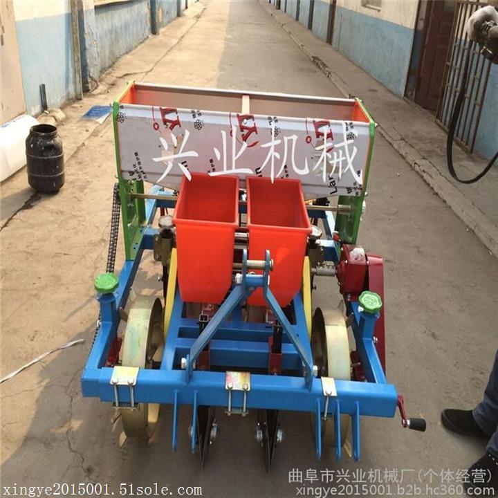花生玉米播種覆膜機(jī)   播種噴藥機(jī)  花生覆膜播種機(jī)視頻