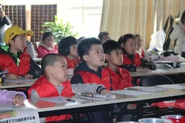 孩子們?cè)谡J(rèn)真的聽(tīng)《報(bào)紙與印刷》的有關(guān)知識(shí)