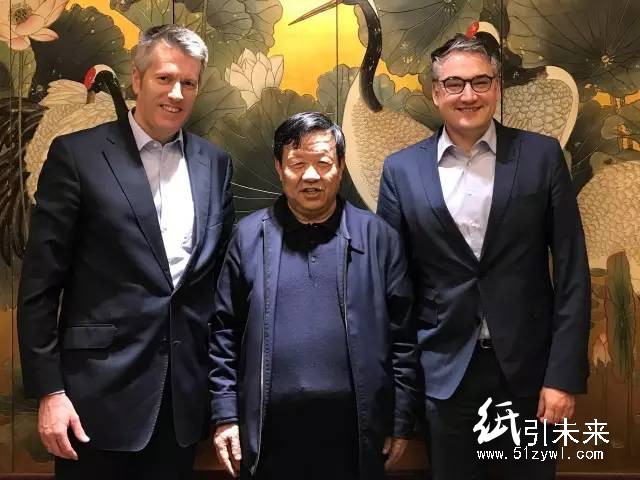 福伊特全球造紙項目線總裁Andreas Endters先生（左），山東博匯紙業(yè)股份有限公司董事長楊延良先生（中），福伊特造紙亞洲區(qū)總裁Thomas Holzer先生（右）
