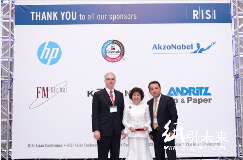 張茵女士與RISI中國區總經理-李煒先生，大會主席- David Zeller先生合影