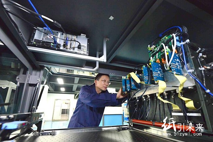 調(diào)試新研發(fā)的國產(chǎn)數(shù)碼上光印刷機